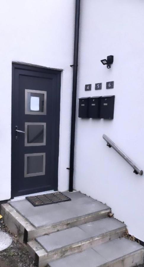 La Fontaine Court Apartments - オールダーショット エクステリア 写真