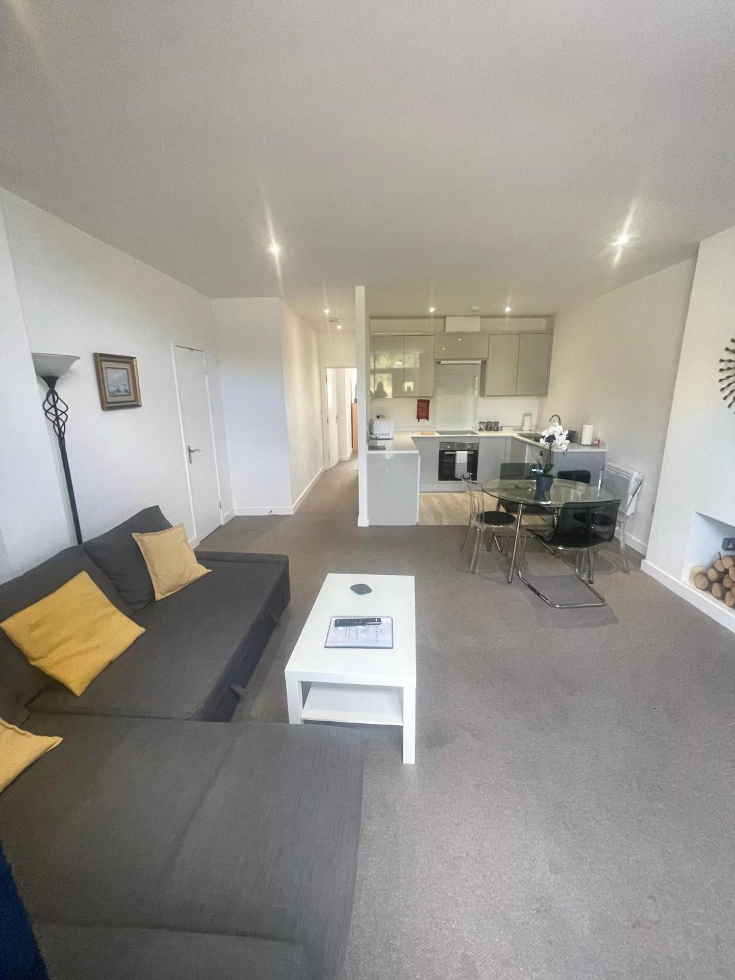 La Fontaine Court Apartments - オールダーショット エクステリア 写真